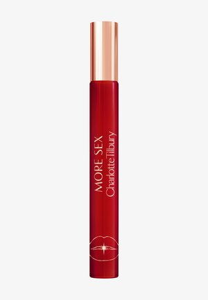 Rotes Lippen-Gloss-Röhrchen mit roségoldfarbenem Verschluss, beschriftet mit "MORE SEX Charlotte Tilbury" und einer Lippenkontur am unteren Rand.