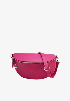 Helle pinkfarbene, strukturierte Leder-Umhängetasche mit silbernem Reißverschluss, verstellbarem Riemen und einem kleinen Flaggenanhänger am Reißverschlusszug.
