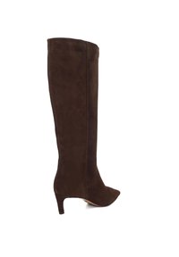 Bruine suede kniehoge laarzen met een spitse neus en een bescheiden hak. Het ontwerp heeft een gladde textuur en een getailleerde silhouet.