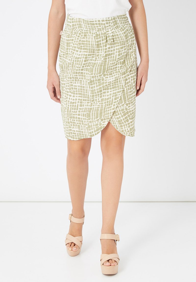 Falda envolvente verde con un patrón, que presenta un tejido texturizado con un diseño de cuadrícula, complementada por una cintura alta y un ajuste hasta la rodilla.