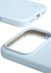 Lys blå telefondeksel med innvendig fôr, høyttalerhull, utskjæring for ladeport og sideknapp, merket "Ideal of Sweden."