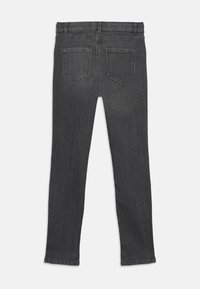 Jeans de denim escuros e ajustados, com uma textura suave, apresentando dois bolsos traseiros, passantes para cinto e um corte de perna reta.