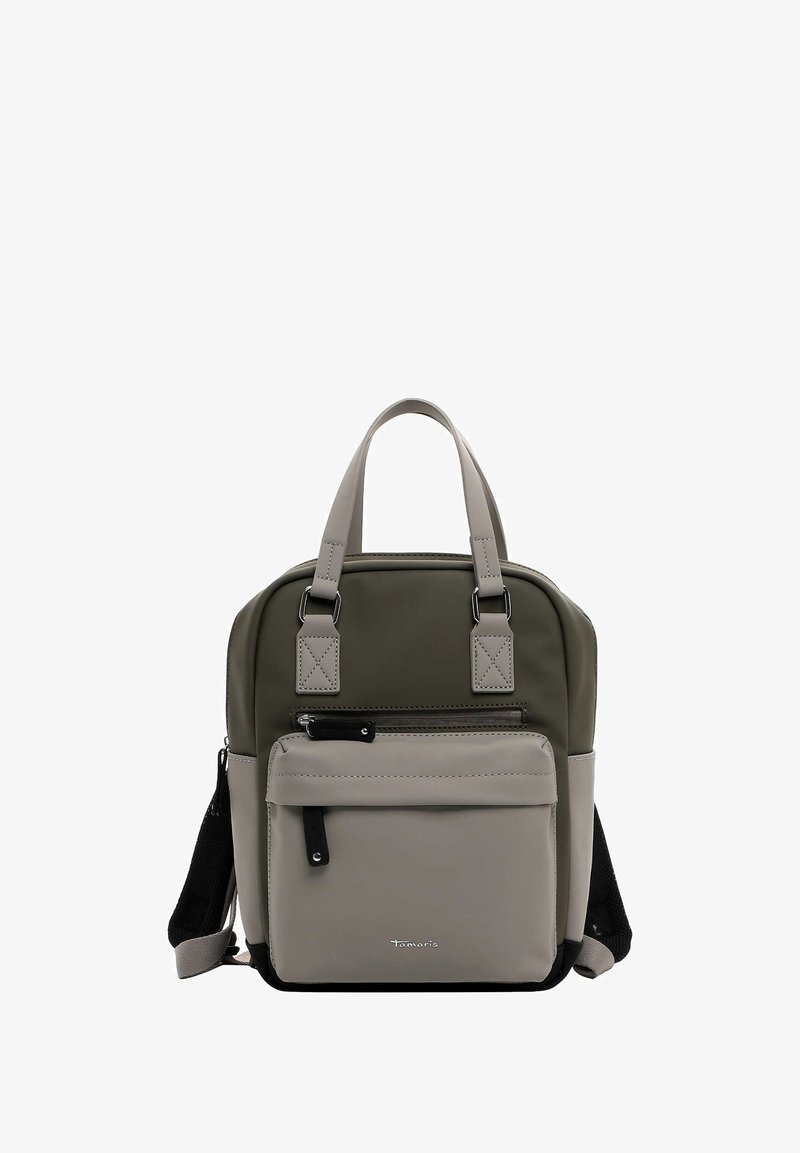 Dwukolorowy plecak w oliwkowym zielonym i jasnoszarym kolorze. Wykonany z trwałego materiału, z podwójnymi uchwytami, kieszeniami na zamek oraz detalem logo.