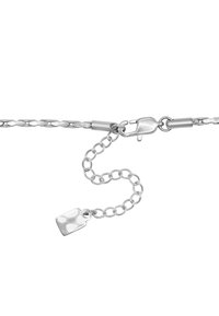 Zilveren ketting met verlengde schakels, een kreeftslot en een verstelbare ketting met een klein rechthoekig labeldetail.