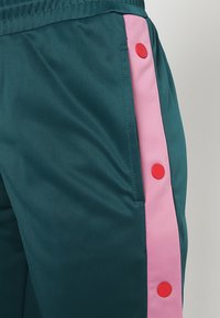 Urban Classics LADIES BUTTON UP TRACK PANTS - Donji dijelovi trenirke - jasper/coolpink/firered