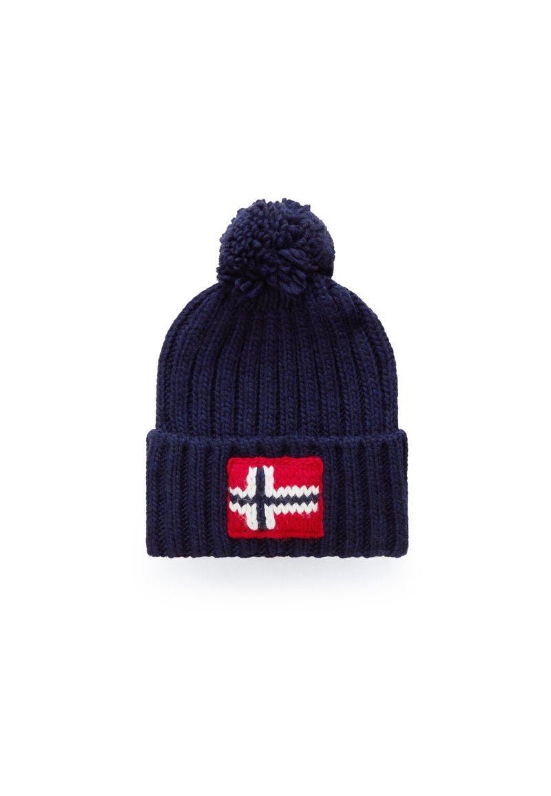 Marineblauwe gebreide beanie met een rode patch waarop een wit en zwart ontwerp van de Noorse vlag staat. Voorzien van een gestructureerde pompon bovenop.