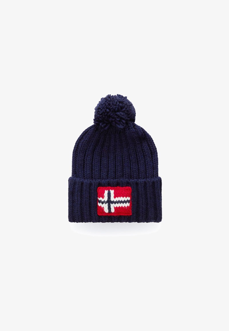 Marineblauwe gebreide beanie met een rode patch waarop een wit en zwart ontwerp van de Noorse vlag staat. Voorzien van een gestructureerde pompon bovenop.