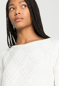 TOM TAILOR ARAN - Strikkegenser - whisper white