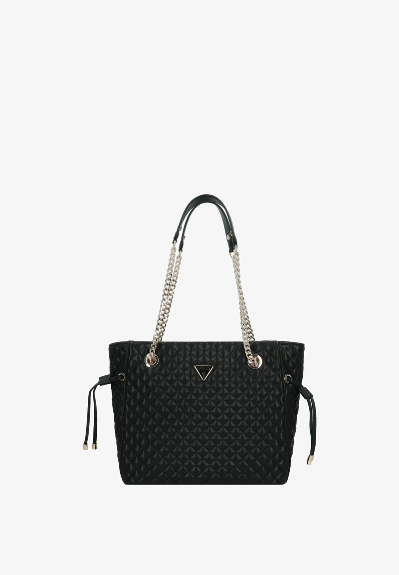 Zwarte gewatteerde tote bag met zilveren ketting en leren handvatten, voorzien van een driehoekig logo en verstelbare zijkoordjes.