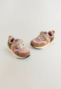 Para dziecięcych sneakersów z różowym materiałem, brązowym zamszem, beżowymi paskami, białymi sznurówkami oraz zielonymi akcentami w kratkę na obcasach na białym tle.
