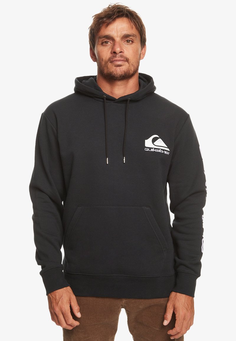 Felpa con cappuccio di un blu scuro, realizzata in un materiale misto cotone. Presenta una tasca a marsupio frontale, polsini a coste e il logo Quiksilver bianco sul petto e sulla manica.