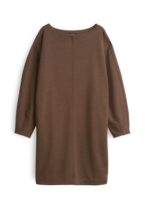 Vestito marrone a maniche lunghe realizzato in tessuto morbido, con una silhouette ampia, scollatura larga e un dettaglio di cucitura centrale sulla schiena.
