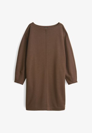 Vestito marrone a maniche lunghe realizzato in tessuto morbido, con una silhouette ampia, scollatura larga e un dettaglio di cucitura centrale sulla schiena.