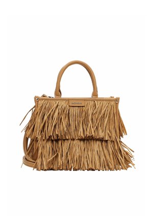 Tan håndtaske med dobbelte håndtag og lange frynselag, der dækker front og sider, med en lille rektangulær metalbrandplade.