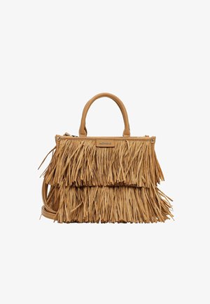 Bolso de cuero marrón claro con doble asa y largas capas de flecos que cubren el frente y los lados, con una pequeña placa metálica rectangular de la marca.