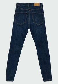 Jeans de corte slim en azul oscuro con una textura suave, diseño de cinco bolsillos y etiqueta de cuero marrón claro en la parte posterior de la cintura.
