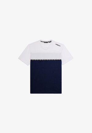 Camiseta de manga corta con la mitad superior blanca, la mitad inferior azul marino y la marca "FREDDY" en negro en el hombro y la costura del pecho.