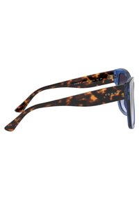 Ochelari de soare Vogue cu un front albastru, brațe în carapace de broască țestoasă, formă rectangulară și accente metalice. Prezintă modele texturate pe ramă.