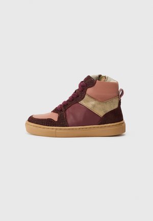 Sneaker alta in misto di pelle bordeaux, rosa e oro con accenti testurizzati. Punta arrotondata e suola in gomma beige.