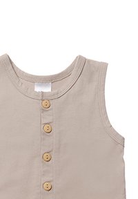 Beige ärmelloses Top mit rundem Ausschnitt, ausgestattet mit fünf Holzknöpfen auf der Vorderseite und einem weichen Baumwollstoff.