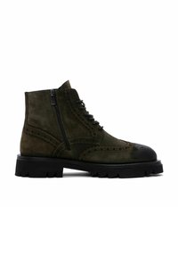 Botines de ante verde oscuro con puntera redonda, detalles decorativos, cremallera lateral y suela de goma negra y gruesa.