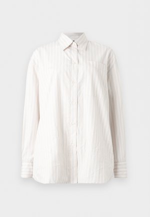 Camisa blanca de manga larga con botones, con finas rayas verticales naranjas y un solo bolsillo en el pecho sobre un fondo liso.