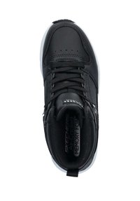 Zwarte sneaker met een glad bovenwerk van synthetisch leer, vetersluiting, stoffen accenten, gewatteerde kraag en een witte rubberen zool.