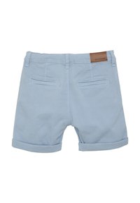 Los pantalones cortos de algodón azul claro cuentan con un dobladillo doblado, dos bolsillos traseros y una etiqueta de marca de cuero marrón en la cinturilla.