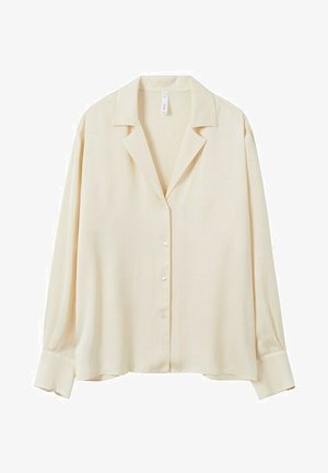 Kremowa bluzka z długim rękawem, otwartym kołnierzem, zapinana na guziki z przodu i szerokimi mankietami, przedstawiona na białym tle.