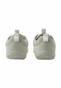 Jasnoszare buty sportowe z siateczkową cholewką, gumową podeszwą, uchwytami z tyłu oraz teksturowaną podeszwą zapewniającą przyczepność.