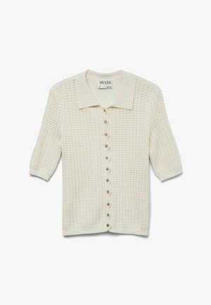 Beżowy kardigan z dzianiny o fakturze, z wyprofilowanym kołnierzem, krótkimi rękawami i ośmioma guzikami z przodu.