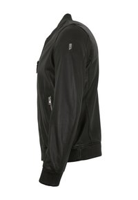 Schwarze Lederbomberjacke mit gerippten Bündchen und Saum, ausgestattet mit einer seitlichen Tasche mit Reißverschluss und einer glatten Textur. Figurbetonte Passform.