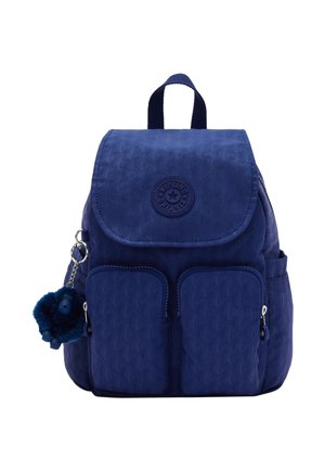 Petit sac à dos bleu marine en tissu texturé, rabat avant, deux poches zippées, poches latérales et un porte-clés singe en peluche attaché.