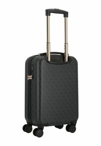 Maleta rígida negra con patrón en relieve, asa extensible, cuatro ruedas y herrajes de cremallera en tono dorado para un cierre seguro.