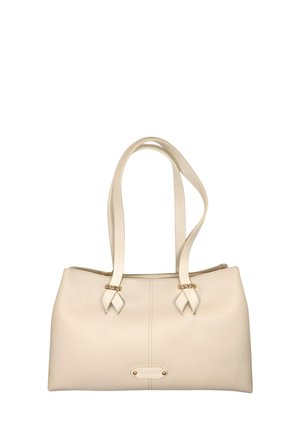 Borsa a mano in pelle beige con due lunghe cinghie, dettagli con catena dorata vicino ai manici e una piccola targhetta rettangolare dorata sul davanti.