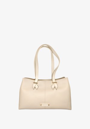 Borsa a mano in pelle beige con due lunghe cinghie, dettagli con catena dorata vicino ai manici e una piccola targhetta rettangolare dorata sul davanti.