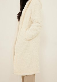 NA-KD Abrigo de invierno - white