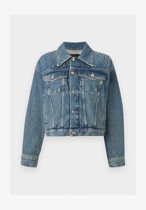 Spijkerjack met knoopsluiting aan de voorkant, twee borstzakken en zilveren studversieringen op de schouders en het bovenste gedeelte van de borst.