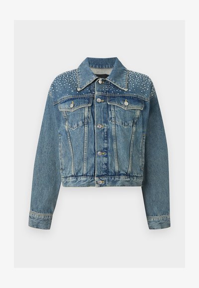 Τζιν μπουφάν με κουμπιά στο εμπρός μέρος, δύο τσέπες στο στήθος και ασημένιες τρουκ διακοσμήσεις στους ώμους και στην ανώτερη περιοχή του στήθους.