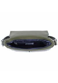 Borsa a spalla in pelle verde con chiusura a pattina e hardware argentato. L'interno presenta un rivestimento blu navy e una tasca con cerniera per una conservazione sicura.