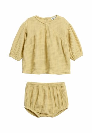Miękki żółty, teksturowany bawełniany dziecięcy top z długim rękawem, zapinany na zatrzaski, z dopasowanymi elastycznymi krótkimi spodenkami z wysokim stanem.