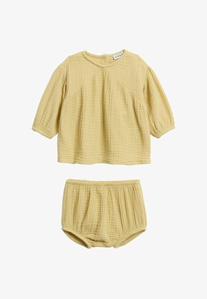 Zacht geel getextureerd katoenen baby longsleeve top met drukknoopjes en bijpassende elastische taille bloomer shorts.