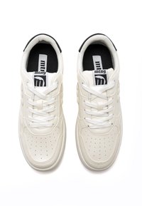 Sneaker bianche in pelle con punta forata, lacci bianchi piatti, interno nero e etichetta linguetta nera e bianca con marchio.