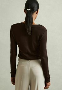 Reiss REGULAR FIT - BRADY V-NECK - Pikkade varrukatega topp - chocolate