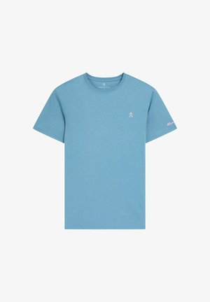 Camiseta de manga corta de color azul claro con cuello redondo, con un pequeño logo rosa en el pecho izquierdo y texto rosa en la manga izquierda.