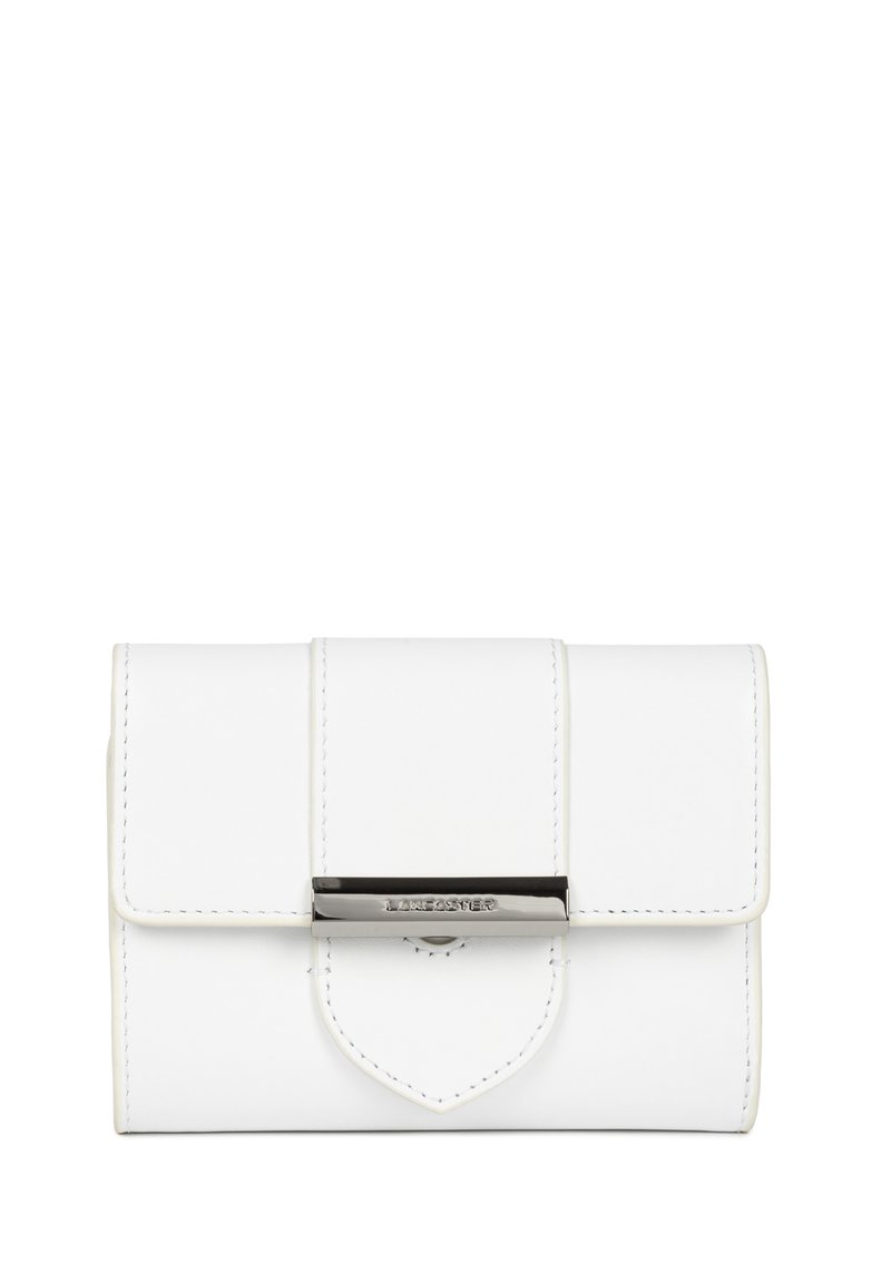 Portafoglio bianco in pelle con chiusura a patta, hardware in argento e dettagli cuciti. Presenta un fondo tondeggiante e il logo sulla chiusura.