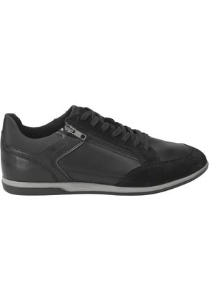 Sort læder sneaker med snørebånd foran og sideskydelås, lav snit og en grå og sort gummisål.