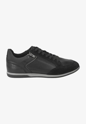 Czarny skórzany sneaker z sznurowaniem z przodu i bocznym zamkiem błyskawicznym, niskoprofilowy, z szaro-czarną gumową podeszwą.