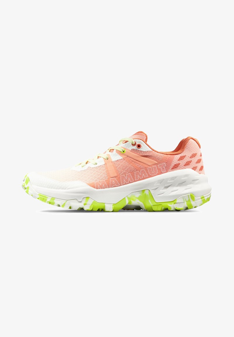 Chaussure de trail Mammut basse blanche et orange avec semelle à motif vert citron vert et lacets blancs.