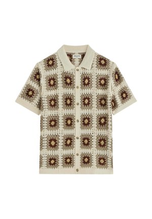 Chemise courte en crochet avec des motifs carrés beige, marron et crème et ouverture boutonnée à l'avant, avec un col classique.